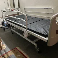 تخت بیمارستانی و ویلچر قابلیت تنظیم ارتفاع