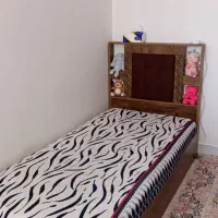 تخت و تشک یک نفره همراه کمد