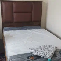 تخت یک و نیم نفره به همراه کفی چوبی و تشک