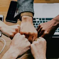 کار انلاین در منزل با یک گوشی تلفن آموزش ببینید