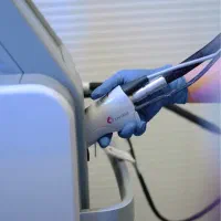 اپراتور لیزر خانم