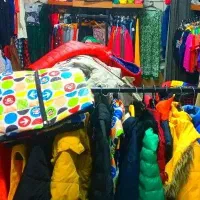 فروش تعدادی کاپشن وپافر وشال وکلاه به قیمت عمده