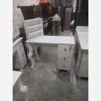 میز ناخن و صندلی چرخدار در حد نو