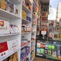 فروشنده خانم  برای مغازه شکلات فروشی