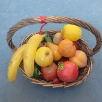 سبد میوه با میوه مصنوعی