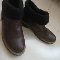 یک جفت نیم بوت قهوه ی