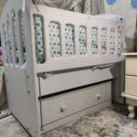 تخت کنار مادر باتشک و روتختی ولحاف کاملا تمیز