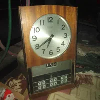 ساعت دیواری عتیقه مربوط به 60 سال پیش|کلکسیون اشیاء عتیقه|بروجرد, |دیوار