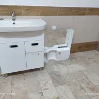 روشویی و آینە