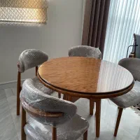 میز گرد تمام چوب چهار نفره در حد نو