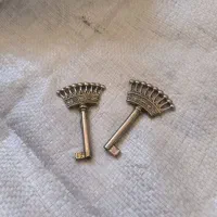 تعداد زیادی کلید قدیمی و آنتیک حک شده ایتالیا وچین