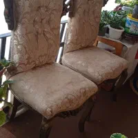 دو عدد صندلی چوبی و میز عسلی