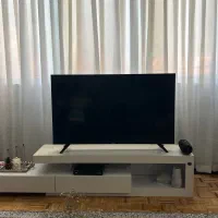 پرده نو و میز تلویزیون