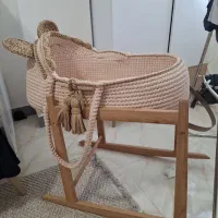 تخت کنار مادر گهواره شو