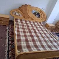 تخت  و ۲عدد پاتختی و آینه و میز آرایش