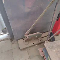 قیچی آهن بر با میز کار چرخ دار قدیمی