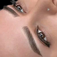 ابروهایی زیبا و ماندگار با میکروبلیدینگ تخصصی