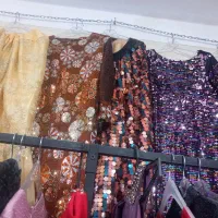 چند دست لباس محلی فروشی