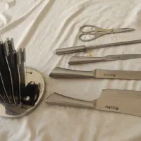 تعدادی سینی وچاقو