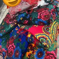 تعدادی شال و روسری