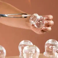 حجامت حریزان توسط متخصص طب سنتی