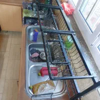 ابچکان روی سینکی پشت پنجره ای