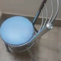 یک عدد صندلی فلزی
