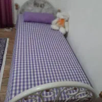 تخت خواب و آینه