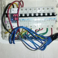 کارآموز برق کاری. کارگر ساده .خرده کاری تعمیرات