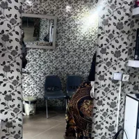 دوتا آینه ویک عددصندلی