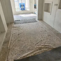 طیقه بالا در از حیاط