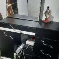 میز آرایش تمیز در حد نو