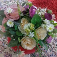 گلدان فنجونی قرمز به همراه گل