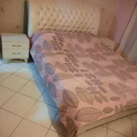 تخت خواب بسیار تمیز با تشک رویال