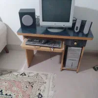 کامپیوتر بدون میز با همه وسایل