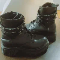 پوتین سایز 38 کاملا سالم و تمیز درحد نو