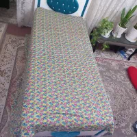 تخت یک نفره سالم و تمیز با تشک