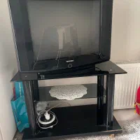 تلویزیون ال سی دی به همراه میز