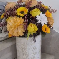 گلدان و گل مصنوعی