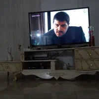 میز تلویزیون در حد نو خیلی شیک و تمیز