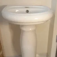 (دو عدد روشویی پایه‌دار سرامیکی سفید)