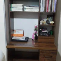 میز تحریر و کتابخانه