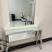 تعدادی میز اینه و کنسول
