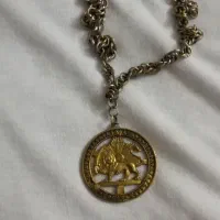 گردبند شیر خورشید|کلکسیون اشیاء عتیقه|گرگان, |دیوار