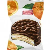 تعدادی کارگر ساده برای بسته بندی کیک کلوچه