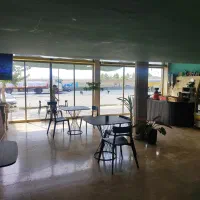 استخدام نیرو خانم در کافیشاپ و فست فود با جای خواب