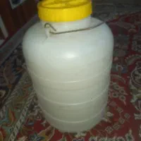 تعدادی دبه ۲۵ کیلویی