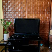تلویزیون ۳۲ اینچ ال جی همراه با میز کاملا نو