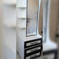 میز آرایش همراه با طبقه و کشو و اینه قدی