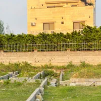 زمین ۲۲۰متری چسبیده ساخت.باسندتک برگ